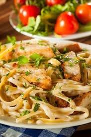 So Bereiten Sie Nudeln In Cremiger Hahnchen Sahnesosse Zu Rezept Gerichte Mit Nudeln Pasta Rezepte Hahnchen Sahnesauce