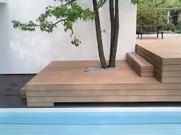 Der Hohenunterschied Vom Pool Zum Hauseingang Wird Durch Eine Mehrstufige Terrasse Gelost Terrassengestaltung Terrasse Terrassenbelag