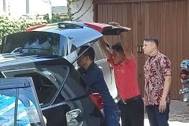 Kabupaten ini resmi dimekarkan dari kabupaten solok pada tahun 2004 mencakup pada pemilihan umum bupati dan wakil bupati kabupaten solok selatan pertama, terpilih pasangan drs. Jadi Tersangka Kpk Bupati Solok Selatan Mundur Dari Ketua Dpc Gerindra