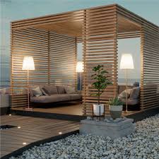 Une lampe solaire à poser sur la table du jardin pour une créer une ambiance chaleureuse tout en faisant. Lampadaire Solaire Et Rechargeable Lola Slim Dore 180cm 800 Lumens Newgarden Leroy Merlin