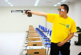 Brasileiro sai da garagem de casa para o topo do mundo no tiro esportivo