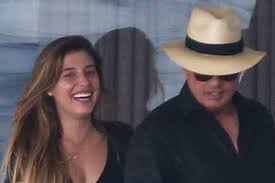 La segunda temporada de luis miguel, la serie está a la vuelta de la esquina, y aunque el cantante mexicano es la estrella de esta historia, hay un personaje que sin duda se va a echar de menos, al amado y odiado luisito rey, padre del interprete y del cual hizo una gran creación el actor español. Vuelve El Rumor De Que Luis Miguel No Le Ha Dado Su Apellido A Su Hija Michelle