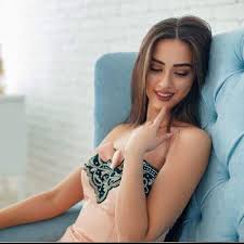 شاهد صور جريئة من غرفة النوم لحسناء يمنية الأصل روسية الجنسية تشعل مواقع التواصل