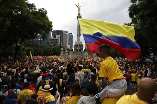 La Jornada - Colombianos en México alientan a su selección con fiesta en el  Ángel de la Independencia