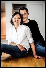 Alexander de croo, belçika'nın eski bir bakanı ve temsilciler meclisi başkanı herman de croo'nun oğludur. Annik Penders De Vrouw Van Premier Alexander De Croo Alexander Komt Altijd Naar Huis Dat Is De Regel Humo