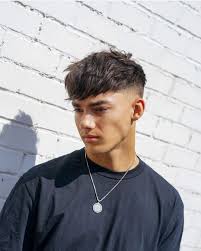 Per l'uomo che desidera portare la frangia la moda non si fa attendere: Capelli Uomo Le Tendenze Per L Autunno Inverno 2020 2021 Capellistyle