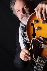 Mario Igrec diplomirao je filozofiju na Filozofskom fakultetu u Zagrebu. U  Glazbenoj školi Vatroslava Lisinskog u Zagrebu dugi