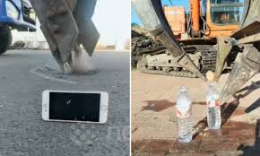 Incredible Skills Of Digger Driver Who Uses The Arm Of Excavator To Pick Up An Egg Without Cracking Daily Mail Online