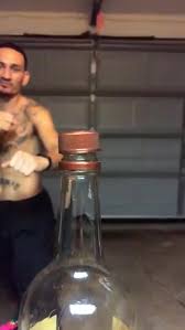 Макс холлоуэй и самый оригинальный способ открытия бутылки watch online