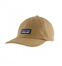 Wer mag sich heute noch damit plagen, stundenlang mützen und hüte auszusuchen, die man dann trotzdem schnell wieder satthat? Patagonia P 6 Trad Label Cap Classic Tan Alpinstore