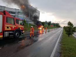 Sayu hati melihat rumah musnah terbakar pada hari ketiga aidilfitri ini. Kereta Terbakar Calon Spm Luka Di Mata