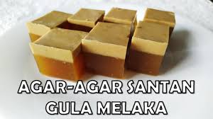 Putih telur di kocok sampai berbuih,tuangkan ke agar agar yang masih panas sedikit sedikit sambil terus di aduk,agar telur tidak menggumpal. Agar Agar Santan Gula Merah Tanpa Telur Dalam