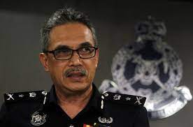Timbalan ketua polis negeri sembilan sac datuk che zakaria othman berkata, polis juga selesai mengambil keterangan peniaga serta pekerja kedai karpet, yang dipercayai dikunjungi selebriti tersebut di kawasan pusat perniagaan nilai 3 dekat sini pada ahad. Bernama Mohamad Mat Yusop Ketua Polis Negeri Sembilan Yang Baharu