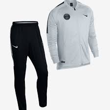 Sie schweben wahrlich durch die woche. Paris Trainingsanzug Anzug Trainingsanzug Training
