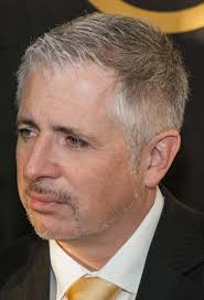 Als ein börsenmakler, wird derjenige bezeichnet, der mit dem gold anderer spieler, nachfolgend kunden bezeichnet, an der börse handelt, und es gegen eine provision vermehrt. Dirk Muller Borsenmakler Wikipedia