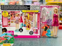 Apri l'armadio dei sogni di barbie per scoprire uno spazio di gioco largo più di 60 cm con caratteristiche adatte ai bambini, come una scrivania e un appendiabiti girevole! Emporio Giocattoli E Biciclette L Armadio Dei Sogni Di Barbie Dreamcloset Barbie Facebook