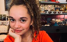 İyilik perisi olan eleanor, gücüyle iyi şeyler yapabileceğini göstermek ister. Who Is Jillian Shea Spaeder Details On The Godmothered Star S Life