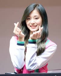 Did You Receive Tzuyu S Love A Compilation Post Of Tzuyu S Finger Heart C Good Evening Once Tzuyu Momo Sana Gadis Lucu Gadis Korea Selebritas