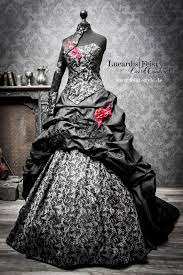 Hochwertige hochzeitskleider in großer auswahl an brautkleider brautjungfernkleider kaufen jetzt die glamouröse hochzeitskleider und genießen schnelles online shopping bei milanoo! Steampunk Wedding Lucardis Feist Extravagante Brautmode Hochzeitsanzuge Und Ausgefallene Gehrocke Steampunk Hochzeitskleid Schwarzes Brautkleid Brautmode