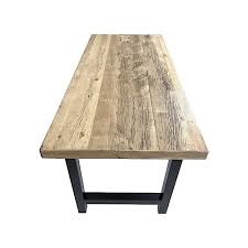 Aussi Discret Qu Inimitable La Table En Vieux Bois Brun Clair S Integre Sans Effort Dans Un Lieu De Vie Ou De Travail A L Ambian En 2020 Table Bois Bois Table Basse