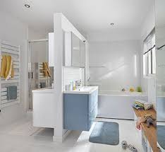 Une Salle De Bains Familiale De 8m2 Avec Un Espace Separe Pour Mieux S Organiser Une Vaste Douche Salle De Bains Familiale Salle De Bain Salle De Bain Enfant