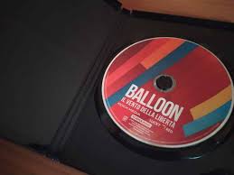 Le due famiglie hanno elaborato un audace piano per cui, per riuscire nel loro intento, devono attraversare il confine di notte a bordo di una mongolfiera da loro realizzata. Recensione Balloon Il Vento Della Liberta Nerdlog
