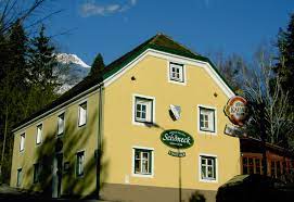 Haus schöneck, which dates back to the late 1800s, was fully renovated and modernized in 2018 to become a modern, high quality hostel in the austrian alps. Datei Haus Schoeneck Vorderansicht Jpg Wikipedia
