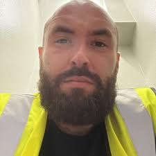 Hi please could people advise (who has the both if possible)