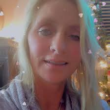 HOW FUN IS THIS?!!! A Motorized Float for the Pool or Lake. 😍💦 Find HERE  ➡️ https://amzn.to/2KuNUQ4 . We may earn a small commission at no extra  cost to you from the