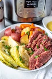Super easy to make this delicious instant pot corned beef (pressure cooker corned beef and cabbage) for st patrick's day! Instant Pot Corned Beef And Cabbage A Mind Full Mom