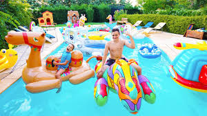 Defi Piscine On Remplit La Piscine De Bouees Gonflables Geantes Youtube