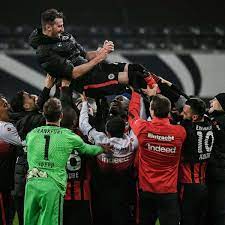 Ein original klingt leider so phrasenhaft, aber es passt schon gut. Eintracht Frankfurt Sge Grosser Abschied Mit Tranen In Den Augen Eintracht