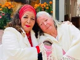 Sorprendida Elsa Aguirre por su hermana Alma Rosa en homenaje