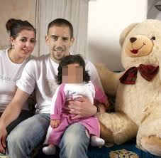 Karim mostafa benzema (born 19 december 1987) is a french professional footballer who plays as a striker for spanish club real madrid and the france national team.he is known for his aerial ability, workrate, playmaking and finishing. Franck Ribery Privat Der Familiare Alltag Vor Dem Sexskandal Bilder Fotos Welt