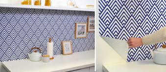 Papier peint art déco bleu foncé et or de esta home. Comment Poser Du Papier Peint Facilement Avec Le Papier Peint Adhesif