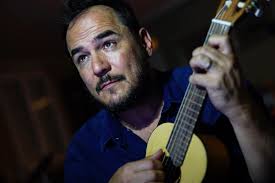 Volveremos a tapar las calles hasta que amanezca, con futuro y versos.  Volveremos a ser libres, puros, y tú me pondrás flores en el pelo.  Volveremos a asaltar los cielos y arderán