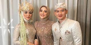 Ali syakieb akhirnya berani mengajak citra kirana ke jenjang yang lebih serius. Adu Gaya Para Artis Di Pernikahan Citra Kirana Dan Rezky Aditya Dream Co Id