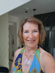 Stell dir vor, es gäbe einen Ort, an dem du dich wöchentlich neu mit deiner  inneren Wahrheit verbindest… Ein Raum, der dir zeigt, wie du Fülle nicht  nur denkst, sondern wirklich fühlst.