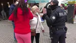 Bursa Da Kendisini Maske Takmasi Konusunda Uyaran Polis Ekibine Saldirarak Hakaret Eden Bir Kadin Daha Sonra Ciglik Atarak Kacmaya Calisti Kadin Kizlar Polis