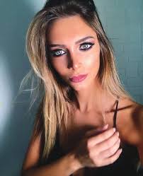 Filha de Eduardo Cunha faz bico como promoter de camarote na Sapucaí