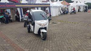 Motor roda tiga ini disebut memiliki keunggulan berupa grip roda depan yang lebih besar karena ada dua roda di depan. Motor Listrik 3 Roda Anti Kehujanan Cocok Untuk Emak Emak Otomotif Liputan6 Com