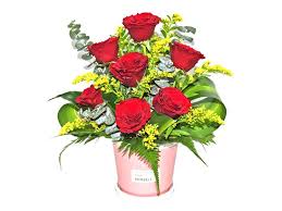 Bouquets, baskets, gifts, gourmet food Buy Send Red Roses Flowers Online From Anywhere Across Uae Dubai Abu Dhabi Sharjah Ajman Ras Al Khaimah With Dubaigardencentre Ae Flower Arrangements Dubai Garden Centre