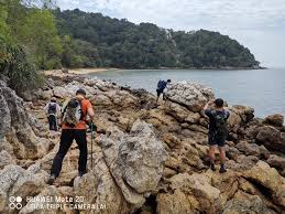 Akhirnya, anda akan dihadiahkan dengan laut biru yang cantik. Mchiker Bukit Batu Putih Port Dickson Negeri Sembilan