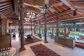 Dalam desain berikut, empat tiang tetap diletakkan meski penempatannya berbeda. Desain Interior Rumah Joglo Cek Bahan Bangunan