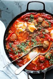 Shakshuka Mit Fleischballchenliebe Das Perfekte Rezept Mit Pochierten Eiern Toll Als Fruhstuck Bekannt Durch Tim Malzer Shakshuka Rezept Shakshuka Rezepte