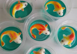 Setelah puding koi sudah dingin dapat dilepaskan dari cetakan dan dihias dengan pewarna orange dengan cotton bud untuk motif badannya dan pewarna coklathitam untuk mata. Resep Puding Ikan Koi Cup Jual Jelly Ikan Koi Jelly Art Puding Jelly Cup Snack Ultah Kota Tangerang Borari Shop Tokopedia
