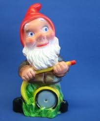 Gartenzwerg Mit Schlauch Hohe 20 Cm Zwerg Aus Kunststoff Gartenzwerge Figur Garten Ideen Gestaltung Garten Deko Garten Gartenzwerg Terassen Ideen Deko Natur