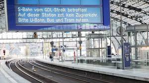 Pro und contra der andauernden streiks, aktuelle informationen und. Bahn Streik Der Gdl Lokfuhrer Gewerkschaft Halt An Streik Fest Berlin Tagesspiegel