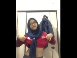 Ketua pengarah kastam datuk paddy abdul halim berkata pihaknya ada menerima maklumat mengenai penyebaran video tersebut yang. Awek Kastam Arina Razif 4 Malay Cam With Glasses Tudung Xmalay Com