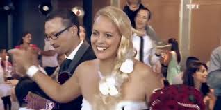 Pour cela une compétition est lancée, les mariées s'invitent à tour de rôle à leur mariage et doivent noter le lieu avec la décoration, la qualité du repas, l'ambiance générale et la robe de mariée / costume (cette note est dévoilée le vendredi). Des Luxembourgeois Sur Tf1 4 Mariages Pour 1 Lune De Miel Le Replay